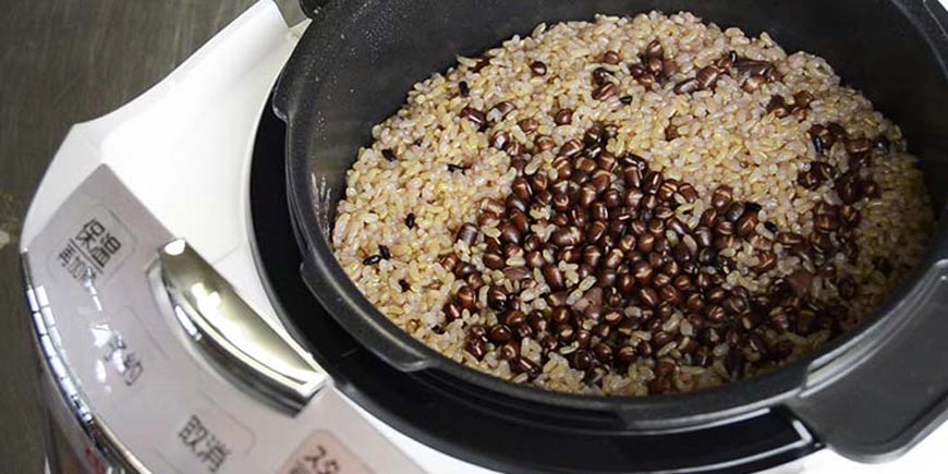 heat cooked rice with rice cooker for two until four days