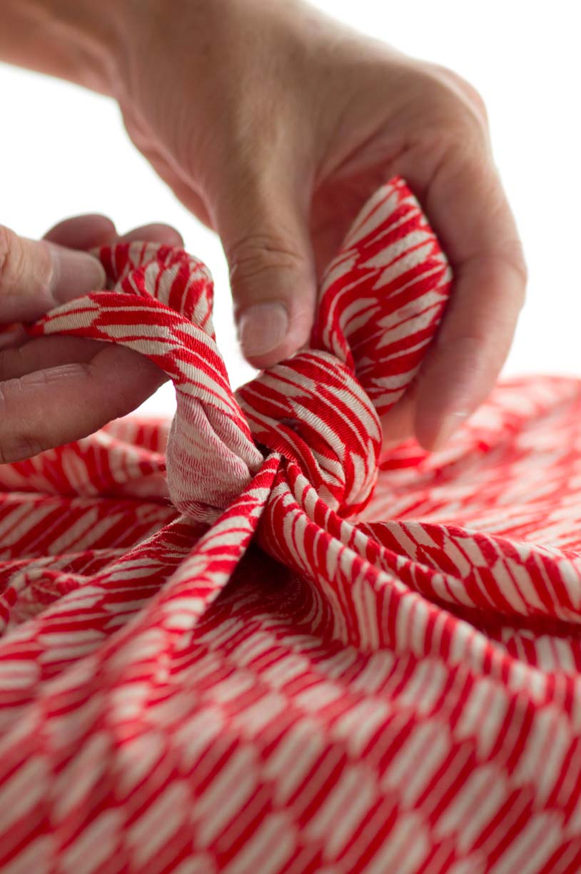How To Tie a Furoshiki Wrap (Or Scarf!) into a Bag — Reusable Nation