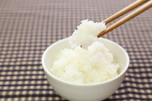 Using Chopsticks to Eat Rice